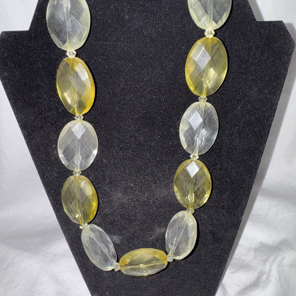 Green & Clear Beaded Necklace – Elegant Lightweight Fashion Jewelry